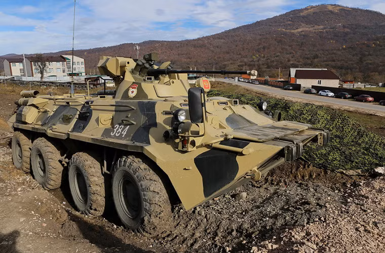 Mạng ARM cho hay, các đơn vị công binh Nga vừa tiếp tục triển khai kế hoạch xử lý bom mìn tại khu vực gần biên giới giữa nước Cộng hòa Ingushetia thuộc Liên Bang Nga với Gruzia. Và đây là một phần trong kế hoạch mở rộng khu vực đất dành cho phát triển kinh tế tại các khu vực biên giới của Nga.