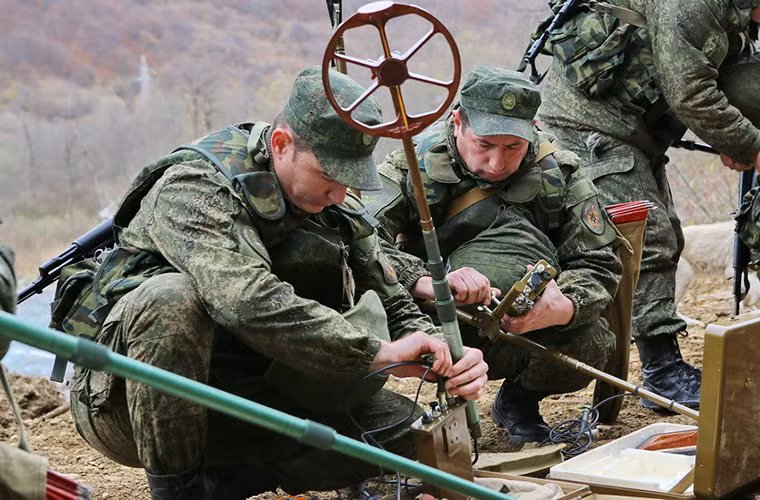 Các đơn vị xử lý bom mìn luôn đóng vai trò quan trọng trong thời chiến lẫn thời bình, khi mà các loại bom đạn xót lại trong chiến tranh luôn là mối đe dọa cho dân thường.