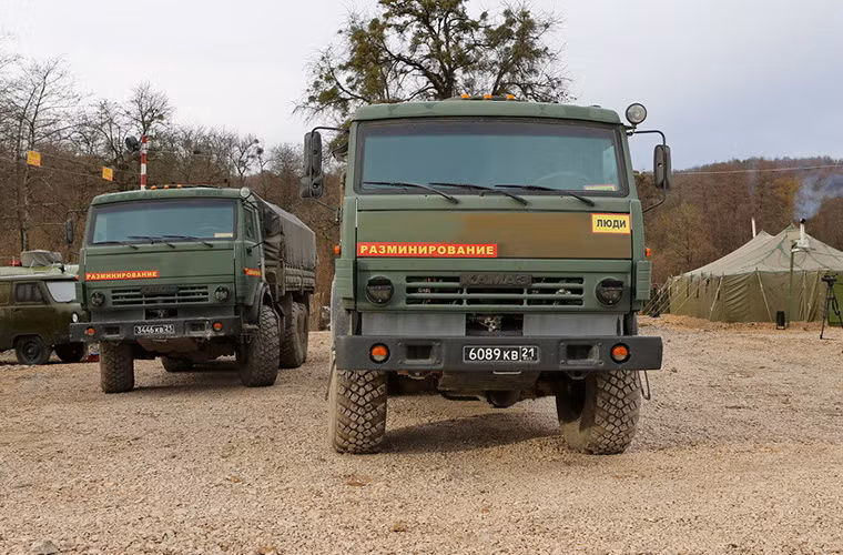 Để có thể di chuyển tới được địa điểm cần xử lý bom mìn nằm sâu trong khu vực rừng núi, hầu hết các đơn vị công binh Nga đều phải sử dụng tới các phương tiện cơ giới.