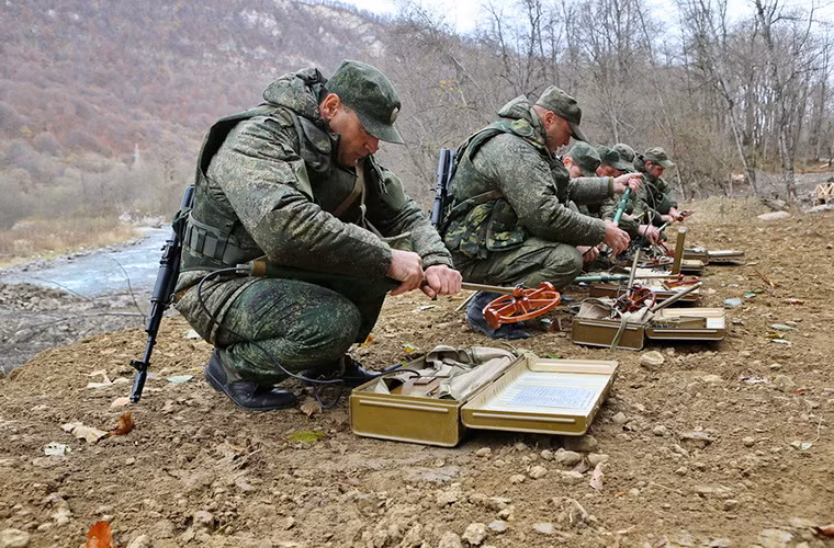 Trong ảnh là một đơn vị công binh Nga với máy dò mìn chuyên dụng.