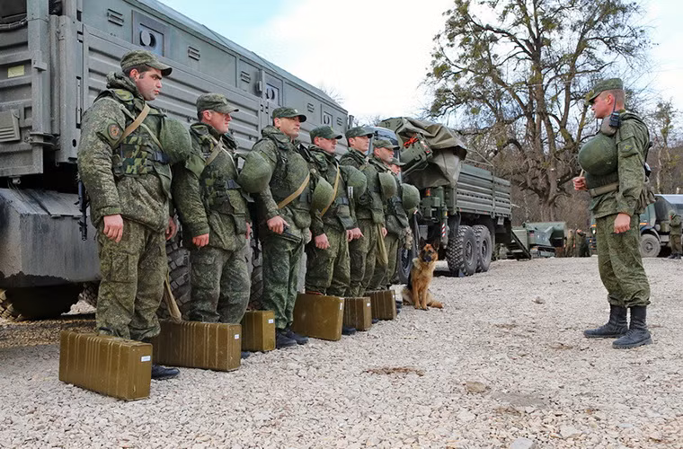 Trong hơn 3 năm, Nga đã phá hủy hơn 7.000 thiết bị nổ các loại dọc khu vực biên giới với Gruzia tạo tiền đề lớn cho việc phát triển kinh tế cũng như tạo thêm quỹ đất phục vụ nông nghiệp ở khu vực biên giới. Trong ảnh là một đơn vị công binh Nga đang thực hiện nhiệm vụ xử lý bom mìn ở Ingushetia.