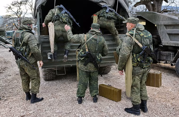 Một ngày của các binh sĩ công binh Nga bắt đầu từ khá sớm, một phần là các khu vực ô nhiễm bom mìn đều nằm trong khu vực đồi núi và ít dân cư.