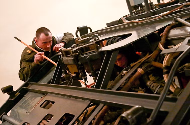 Một sĩ quan đào tạo tại Khabarovsk hướng dẫn cho các tân binh trong một mô hình mô phỏng bên trong một chiếc T-72, nó có thiết kế tương tự nhưng một chiếc T-72 thông thường kể cả trang bị lẫn không gian bên trong.