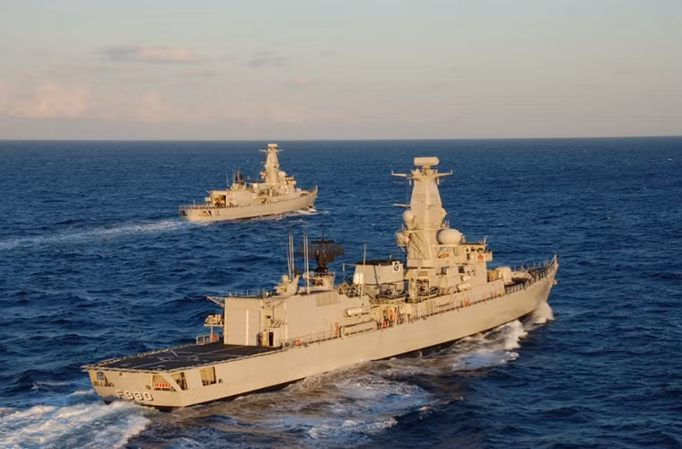 Hệ thống vũ khí chính trên tàu Leopold I gồm một hải pháo Oto Melara 76mm, hệ thống tên lửa chống hạm Harpoon, hệ thống tên lửa phòng không trên hạm RIM-7 Sea Sparrow, hệ thống đánh chặn tầm gần Goalkeeper CIWS và các ống phóng ngư lôi 324mm.