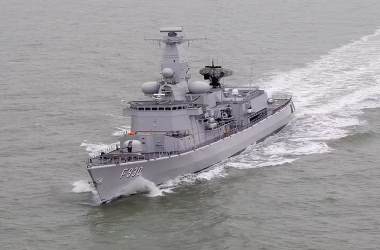 Trang thiết bị điện tử chính trên tàu Leopold I đều do hãng Thales chế tạo gồm hệ thống radar theo dõi và giám sát tầm xa, hệ thống điều khiển hỏa lực, hệ thống định vị thủy âm chống ngầm và hệ thống radar tác chiến điện tử. Dù nghỉ hưu vào năm 2006 nhưng trang thiết bị trên tàu Leopold I đều mới được nâng cấp và sau khi được chuyển giao cho Hải quân Bỉ nó hầu như cần phải sửa chữa lớn để hoạt động trở lại.