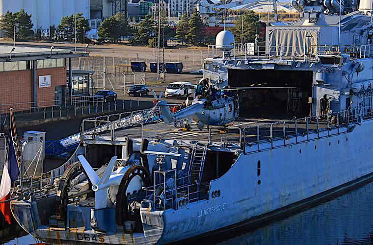 Hệ thống tác chiến trên biển của tàu La Motte-Picquet gồm hệ thống radar giám sát DRBV51C, radar kiểm soát hỏa lực DRBC 32E, hệ thống định vị thủy âm chống ngầm DUBV 43C được đặc phía sau đuôi tàu và một số hệ thống tác chiến điện tử khác.