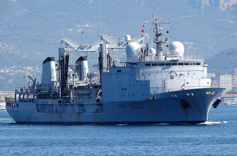 Đa phần các tàu hậu cần thuộc lớp Durance đều không được vũ trang, chúng chỉ được trang bị các hệ thống vũ khí phòng vệ cơ bản như như hải pháo Bofors 40mm, hệ thống tên lửa phòng tầm ngắn Mistral và một số súng máy hạng nặng 12,7. Ngoài ra chúng cũng có thể mang theo một trực thăng cỡ nhỏ.