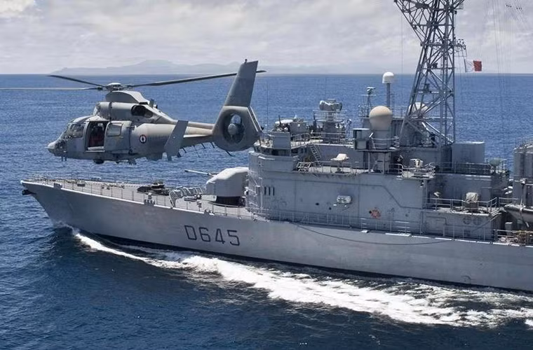 Gương mặt tiếp theo trong biên đội tàu bảo vệ tàu sân bay Charles de Gaulle là tàu hộ vệ chống ngầm La Motte-Picquet (D645) thuộc lớp tàu hộ vệ chống ngầm lớp Georges Leygues của Hải quân Pháp. Tàu La Motte-Picquet được đưa vào trang bị từ năm 1988 và hoạt động liên tục cho tới nay, nó có lượng giãn nước tối đa là 4.500 tấn với thủy thủ đoàn lên tới 235 người.