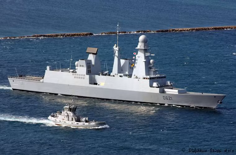 Bên cạnh đó, tàu hộ vệ phòng không Chevalier Paul còn được trang bị các hệ thống tác chiến điện tử và tác chiến trên biển hiện đại nhất của Hải quân Pháp như hệ thống radar mảng pha đa năng EMPAR, hệ thống radar tầm xa S1850M cùng các hệ thống gây nhiễu điện tử khác.