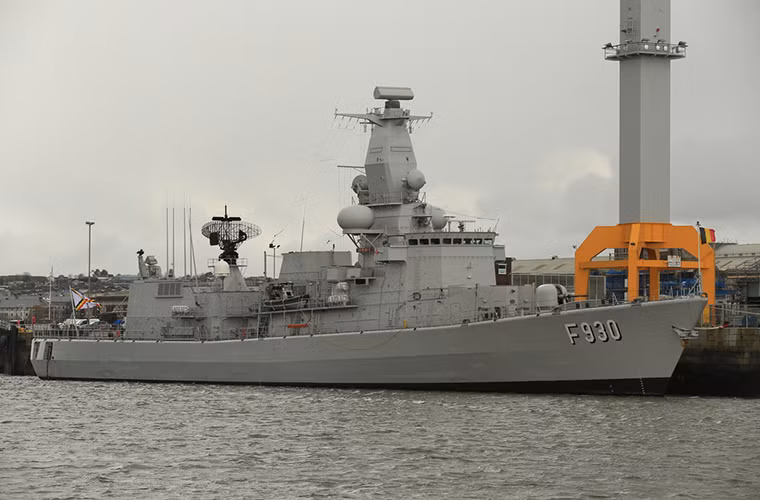 Tàu hộ vệ Leopold I được Hải quân Bỉ đưa vào trang bị trở lại từ năm 2007. Trước đó nó là tàu hộ vệ HNLMS Karel Doorman (F827) của Hải quân Hoàng gia Hà Lan hoạt động từ năm 1991 và nghỉ hưu vào năm 2006. Tàu hộ vệ Leopold I có lượng nước tối đa là 2.800 tấn với thủy thủ đoàn 154 người và có tầm hoạt động khá hạn chế.