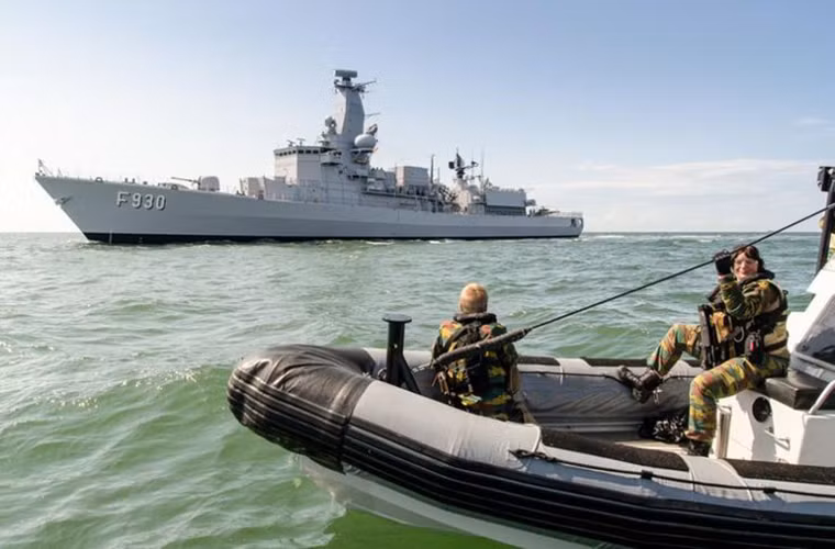 Một trong những tàu chiến không thuộc Hải quân Pháp tham gia bảo vệ tàu sân bay Charles de Gaulle là tàu hộ vệ Leopold I (F930) lớp Karel Doorman của Hải quân Bỉ. Sự hiện diện của tàu Leopold I là một phần trong cam kết của chính phủ Bỉ trong liên minh chống IS do Mỹ đứng đầu, tuy nhiên vai trò của Bỉ trong các hoạt động quân sự chống IS khá mờ nhạt và chỉ mang tính hình thức.