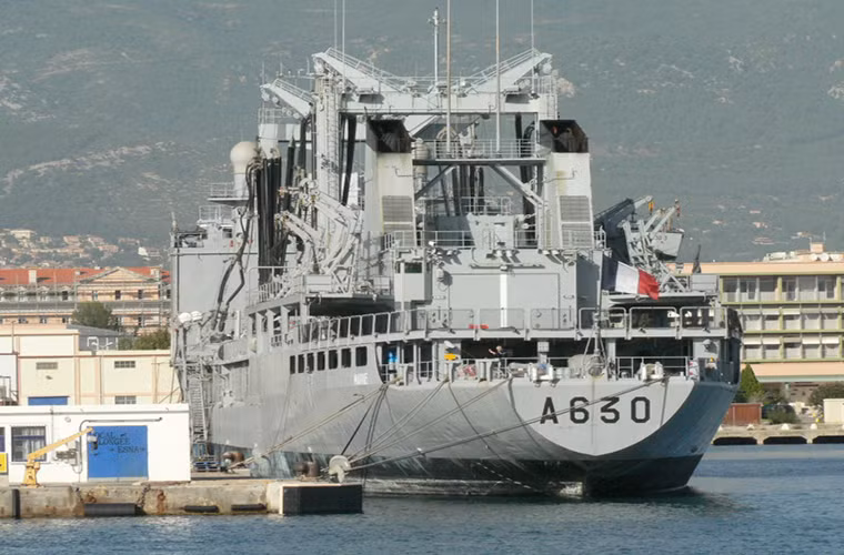 Tàu hậu cần và tiếp nhiên liệu trên biển Marne (A630) có nhiệm vụ chính là là bổ sung nhiên liệu cho các tàu hộ vệ tham gia chiến dịch quân sự chống IS lần này. Nó không chỉ phục vụ cho các tàu chiến của Pháp mà còn của Bỉ, Đức hay Mỹ. Tàu Marne được thiết kế có thể thực hiện tiếp nhiên liệu cho hai tàu chiến cùng một lúc hoặc cung cấp nhu yếu phẩm cho biên đội tàu đang tác chiến trên biển.