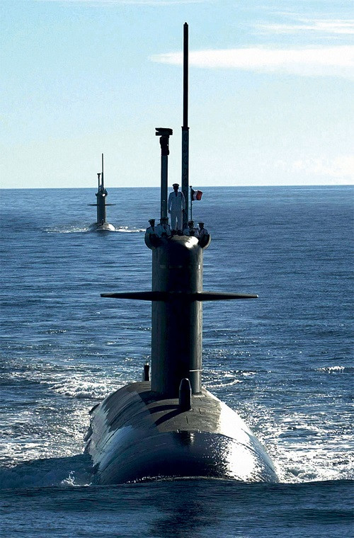 Rubis có lượng giãn nước tối đa khi lặn là 2.600 tấn, nó được trang bị một lò phản ứng hạt nhân Pressurised K48 có công suất 64.000 mã lực và một động cơ diesel dự phòng SEMT Pielstick với công suất 6.700 mã lực. Vận tốc di chuyển tối đa của tàu ngầm tấn công hạt nhân lớp Rubis là 25 hải lý/giờ với tầm hoạt động không giới hạn nó có thể liên tục trong vòng 25 năm.