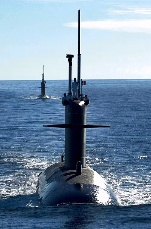 Rubis có lượng giãn nước tối đa khi lặn là 2.600 tấn, nó được trang bị một lò phản ứng hạt nhân Pressurised K48 có công suất 64.000 mã lực và một động cơ diesel dự phòng SEMT Pielstick với công suất 6.700 mã lực. Vận tốc di chuyển tối đa của tàu ngầm tấn công hạt nhân lớp Rubis là 25 hải lý/giờ với tầm hoạt động không giới hạn nó có thể liên tục trong vòng 25 năm.