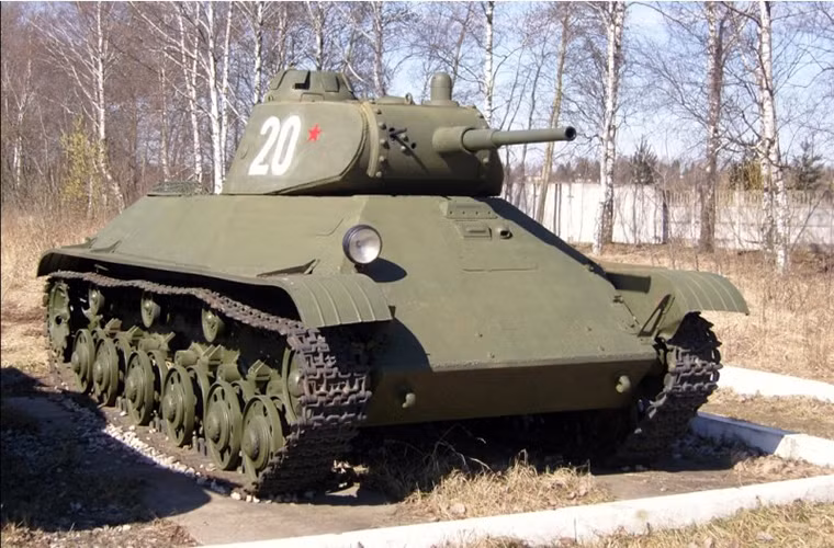 Giống như nhiều bảo tàng quân sự khác ở Nga, bảo tàng Kubinka cũng có hai khu triển lãm ngoài trời và trong nhà với hàng ngàn hiện vật về lịch sử phát triển công nghệ chế tạo xe tăng thế giới qua từng thời kỳ. Trong ảnh là một chiếc xe tăng hạng nhẹ T-50 do Liên Xô phát triển từ năm 1939.