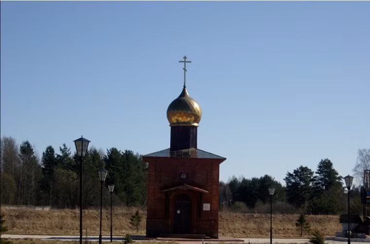 Bên trong khuôn viên của bảo tàng Kubinka cũng được bố trí một nhà thờ chính thống giáo của Nga.