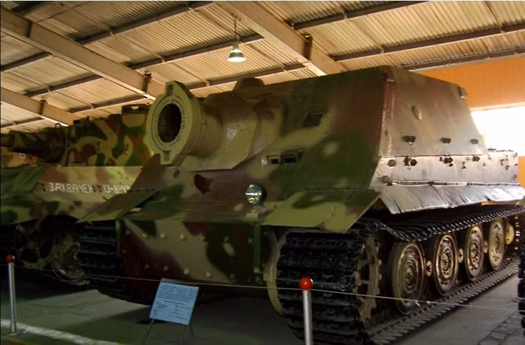 Trong ảnh là một pháo tự hành Sturmtiger cỡ nòng 380mm được Đức sử dụng trong Chiến tranh Thế giới thứ 2.