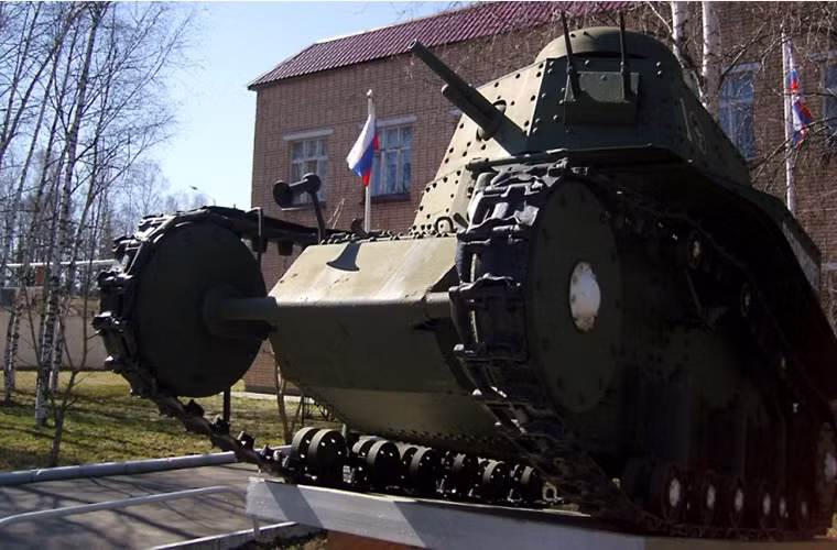 Trước cửa ra vào của Kubinka là một đài tượng niệm với chiếc xe tăng hạng nhẹ T-18 hay còn được gọi là MS-1 do Liên Xô sản xuất.