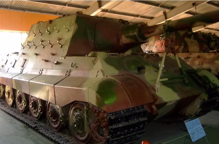 Pháo chống tăng tự hành Jagdtiger của Đức được phát triển trong những năm cuối cùng của Chiến tranh Thế giới thứ 2 với pháo chính lên tới 128mm và được thiết kế để chuyên diệt xe tăng của quân Đồng minh.
