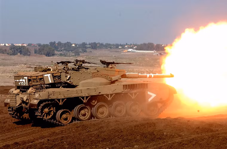 Merkava Mk II sở hữu sức mạng hỏa lực khá khiêm tốn với một pháo chính 105mm cùng một súng máy đồng trục 7.62mm. Ngoài ra trên tháp pháo nó còn được trang bị thêm 1 súng máy 12.7mm và 2 súng máy 7.62mm khác. Bên cạnh đó nó cũng được trang bị một cối 60mm nhưng được sửa đổi lại nhằm tăng tầm bắn so với Merkava Mk I.