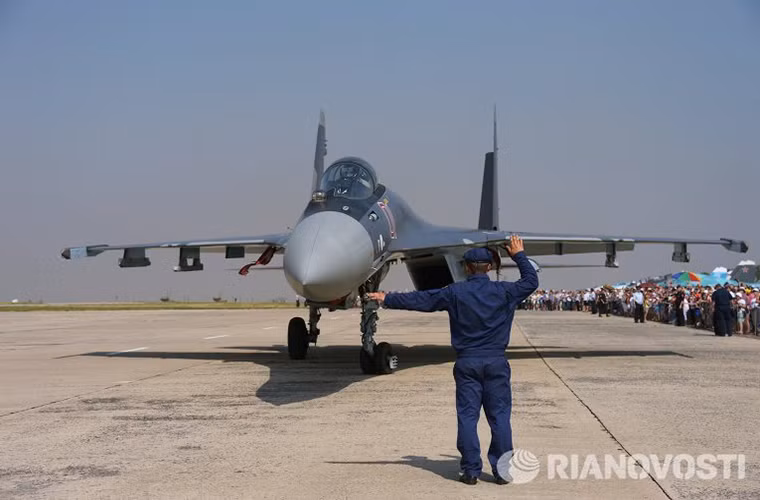 Còn hệ thống radar mảng pha chủ động Irbis-E lại được xem như mắt thần của Su-35 khi nó có thể khóa 30 mục tiêu cùng một lúc với tầm hoạt động lên tới 400km và tấn công 8 mục tiêu trong số đó.