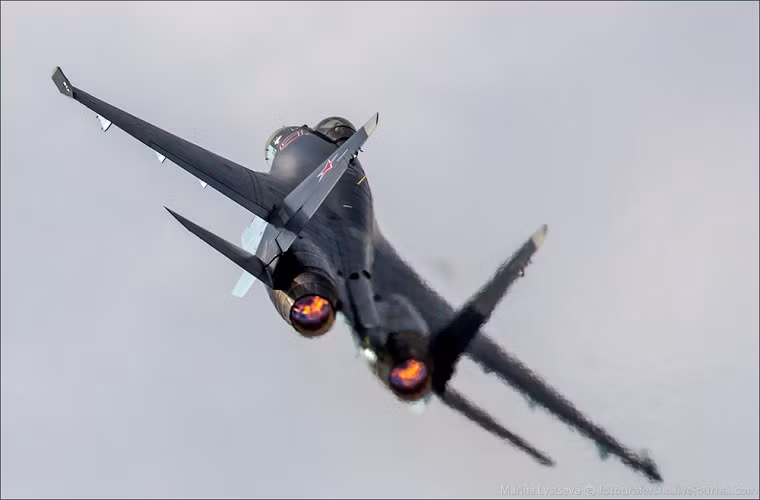 Chiến đấu cơ Su-35 thế hệ 4++ còn được biết tới như biến thể hiện đại sâu của dòng máy bay tiêm kích Su-27 được Liên Xô phát triển từ cuối những năm 1970. Tuy nhiên Su-35 lại sở hữu kết cấu cánh, hệ thống động cơ, trang thiết bị điện tử hoàn toàn vượt trội so với các phiên bản tiền nhiệm trước đó của nó.