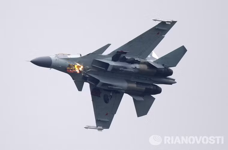 Một thế mạnh nữa của tiêm kích Su-35 là việc nó được trang bị hệ thống động cơ đẩy phản lực vectơ siêu cơ động Saturn 117S (AL-41F1S) tiên tiến nhất của Nga hiện nay với tốc độ bay tối đa là 2.390km/h gấp 2.2 lần vận tốc âm thanh.