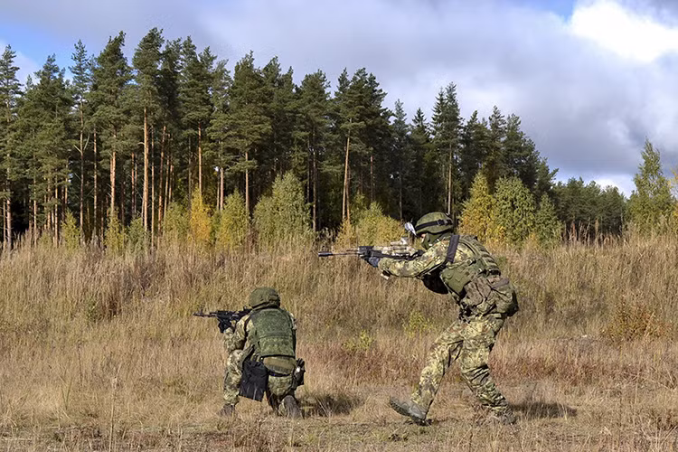 Trong ảnh là hai binh sĩ Nga thuộc một đơn vị đặc nhiệm Quân khu phía Tây trong buổi huấn luyện vào cuối tháng 10.