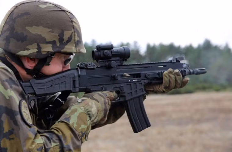 Công ty Ceska Zbrojovka (CZ) mới đây đã giới thiệu mẫu súng trường CZ 806 Bren 2 thế hệ mới cho lực lượng vũ trang Cộng hòa Czech (ACR).