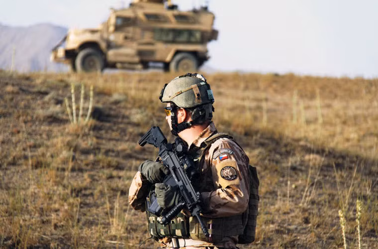 Súng trường CZ 806 Bren 2 nhẹ hơn mẫu đầu 0,5kg, cải tiến công thái học, kính ngắm có thể gập lại, chế độ bắn nay chỉ còn 2 kiểu là bắn phát một và bắn tự động (bỏ chế độ bắn loạt hai viên trên CZ 805).