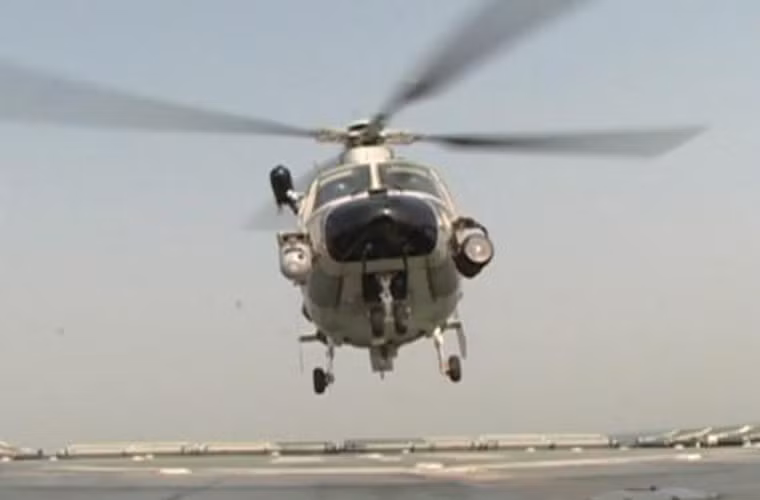 Trực thăng hải quân Z-9 hạ cánh trên tàu hậu cần – đổ bộ GY820.