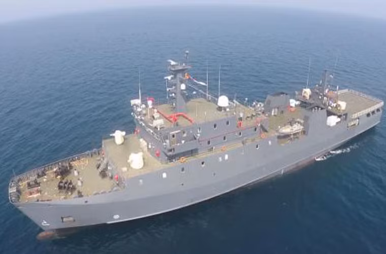 Nó GY820 có chiều dài khoảng 90m rộng, hơn 14,5m và có thể mang theo một trực thăng hải quân Z-9.