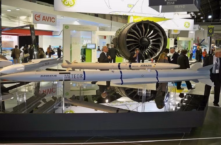 Dự kiến, Meteor sẽ được trang bị cho hàng loạt máy bay chiến đấu của Châu Âu như EF-2000 Typhoon, JAS-39 Gripen, Rafale và F-35 Lightning II. Và sau khi được đưa vào sản xuất trong năm 2012 cho tới nay đã có hàng trăm đơn vị Meteor BVRAAM được MBDA bán cho các đối tác của mình.