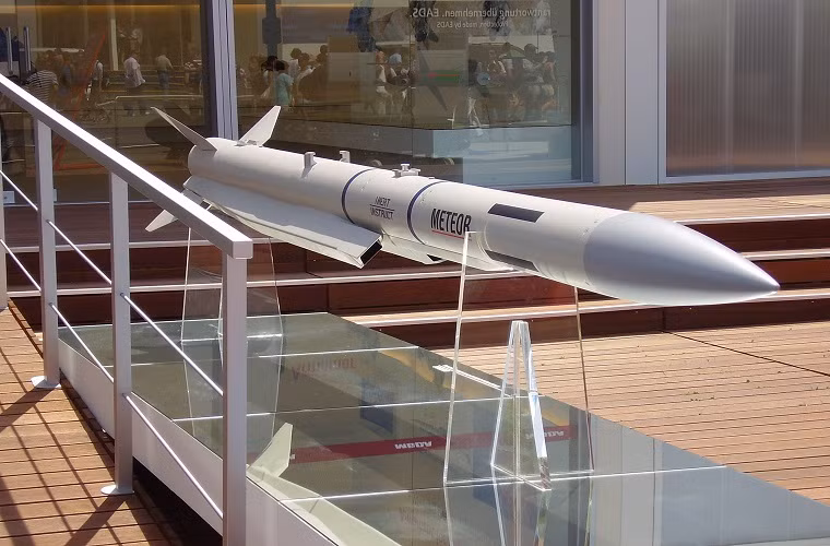 Việc với nâng cấp hệ thống tác chiến lên chuẩn MS20, các biến thể JAS-39 đều có thể tích hợp với dòng tên lửa không đối không tầm xa Meteor BVRAAM. Do đó nhiều khả năng những chiếc JAS-39C của Không quân Hoàng gia Thái Lan đã sở hữu sẵn hệ thống tác chiến này.