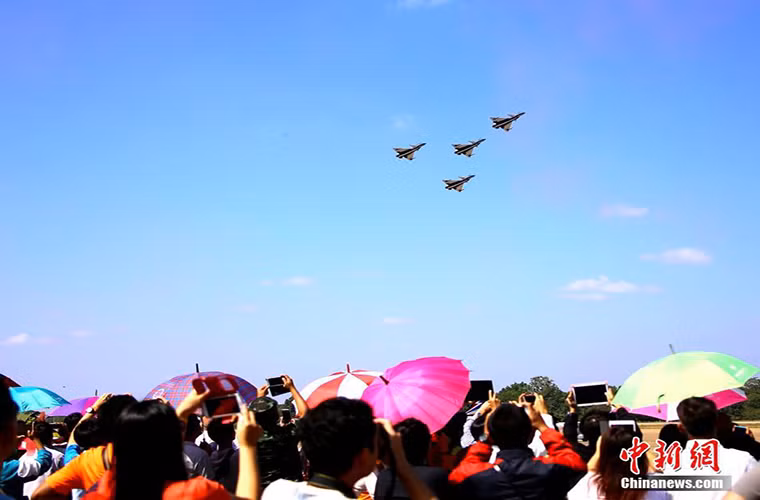 Trong ảnh là phi đội J-10A của Trung Quốc khi chuẩn bị kết thúc buổi biển diễn của mình.