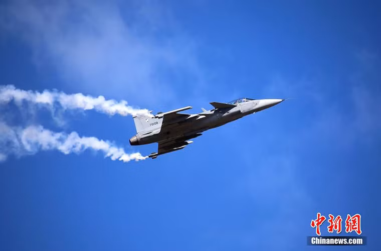 Được biết vào hôm 26/11 vừa rồi, phi đội Bát Nhất của Trung Quốc đã có buổi biểu diễn chung với phi đội tiêm kích F-16 và JAS-39 của Không quân Hoàng gia Thái Lan tại căn cứ không quân Korat. Trong ảnh là một chiếc tiêm kích đa năng JAS-39 của Không quân Hoàng gia Thái Lan.