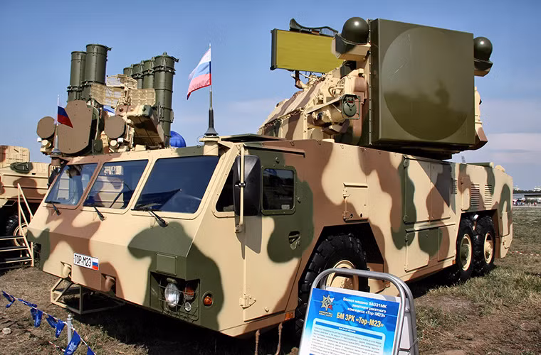 Bên cạnh Buk-M3, kho vũ khí Lục quân Nga còn có tổ hợp phòng không Tor-M2 cũng được xếp hạng nguy hiểm, Các biến thể Tor-M2 được Quân đội Nga đưa vào trang bị từ năm 2008 có khả năng hoạt động ngay cả trong môi trường tác chiến điện tử và là tổ hợp phòng không tầm thấp hiệu quả nhất của Nga hiện nay.