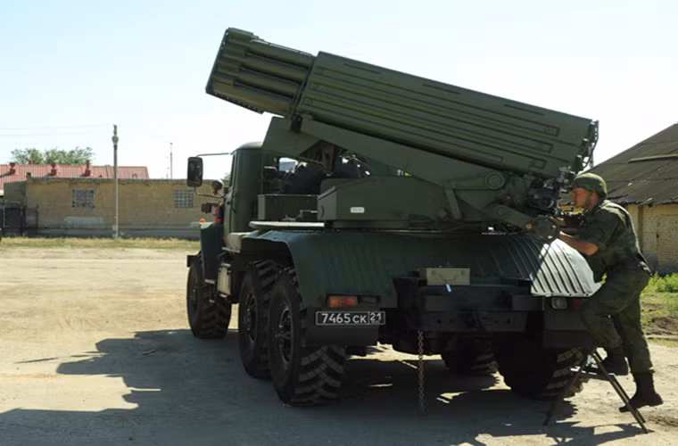 Các đơn vị Tornado-' đầu tiên được Quân đội Nga đưa vào trang bị vào năm 2012 và chúng đã nhanh chóng tỏ ra ưu việt hơn những người tiền nhiệm của mình như BM-21 và BM-30. Sức mạnh của Tornado-G là nằm ở việc nó có khả năng triển khai các loại đạn thông minh được dẫn đường bằng hệ thống định vệ tinh được tích hợp sẵn trên xe phóng, với tầm bắn tối đa có thể lên tới 40km.