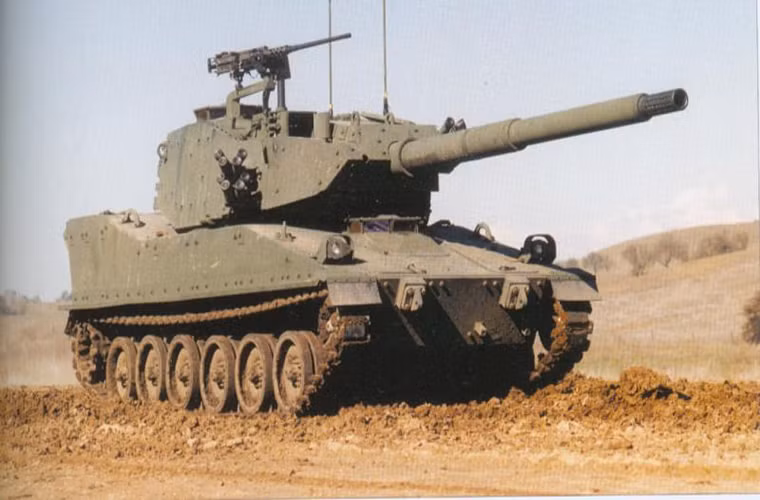 Hệ thống vũ khí chính trên dòng xe tăng hạng nhẹ M8 AGS gồm một pháo chính XM35 105mm, súng máy đồng trục 7,62mm và một súng máy hạng nặng 12,7mm trên tháp pháo. Thế mạnh của M8 AGS là nó được trang bị hệ thống nạp đạn tự động giúp tăng tốc độ bắn cũng như hiệu quả hơn trong tác chiến đổ bộ đường không.