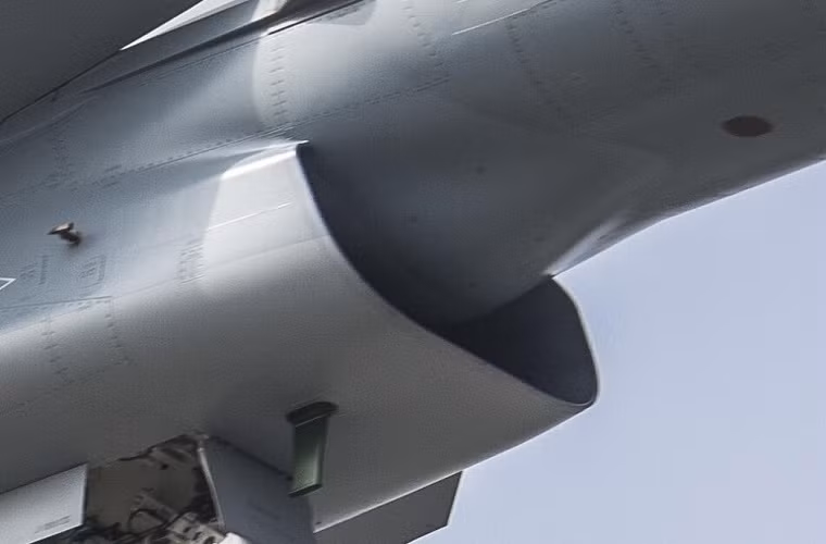 Một điểm khác biệt nữa giữa J-10B và J-10A là khe hút gió nằm bên phía dưới buồng lái. Theo đó Tập đoàn Thành Đô đã loại bỏ cửa hút khí kiểu cũ để thay thế bằng kiểu cửa hút khí khuếch tán siêu âm, thiết kế này giúp cho máy bay có khả năng thao diễn tốt ở tốc độ cao, song lại khiến J-10B kém ổn định và yêu cầu cần phải có phần mềm điều khiển bay phức tạp.