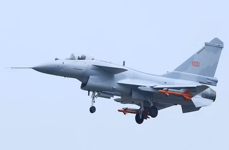 Còn về hệ thống vũ khí giữa J-10A và J-10B không có mấy sự thay đổi với tên lửa không đối không PL-8, PL-9, PL-11, PL-12, tên lửa không đối đất PJ-9, YJ-9K, YJ-91 và bom dẫn đường LT-2 hoặc LS-6a.