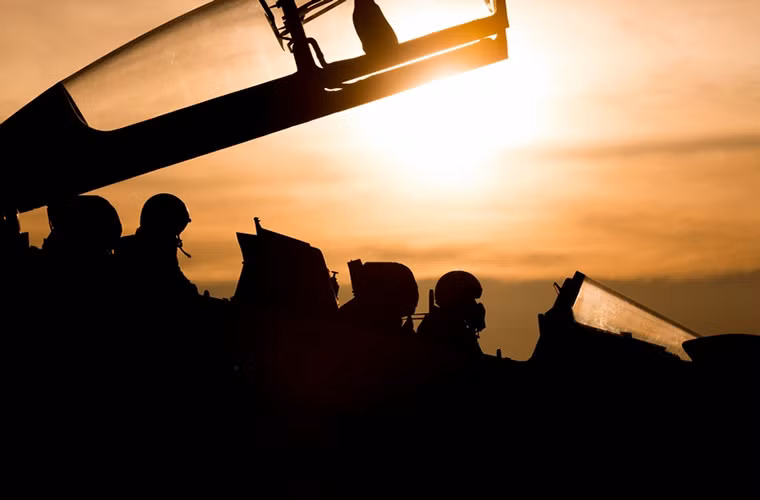 Ánh hoàng hôn chiếu xuống buồng lái chiếc Su-30 .