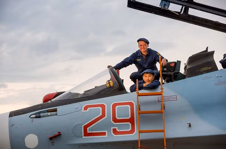 Phút giây thư giãn hiếm hoi bên ống kính máy ảnh của đội hỗ trợ mặt đất của một chiếc Su-30 mang số hiệu 29.