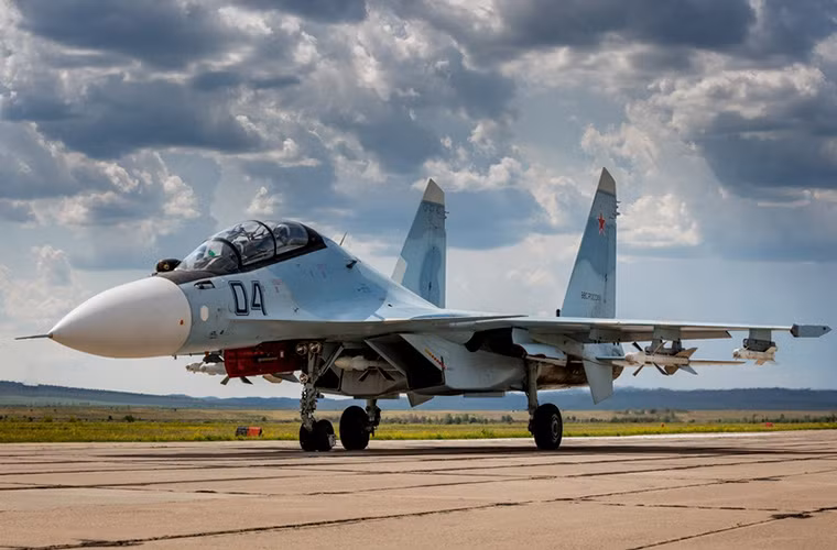 Tiêm kích đa năng Su-30 trên đường băng với vũ khí tên lửa đối không tầm ngắn - tầm xa.