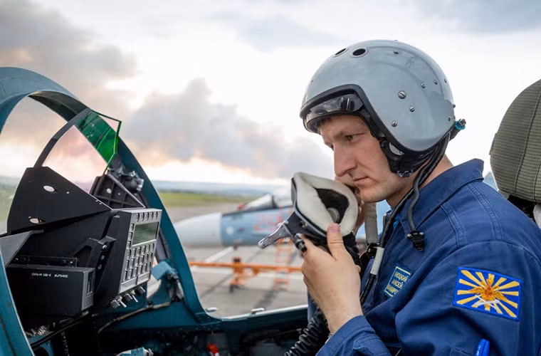Phi công chuẩn bị đeo mặt nạ thở trên buồng lái Su-30SM.