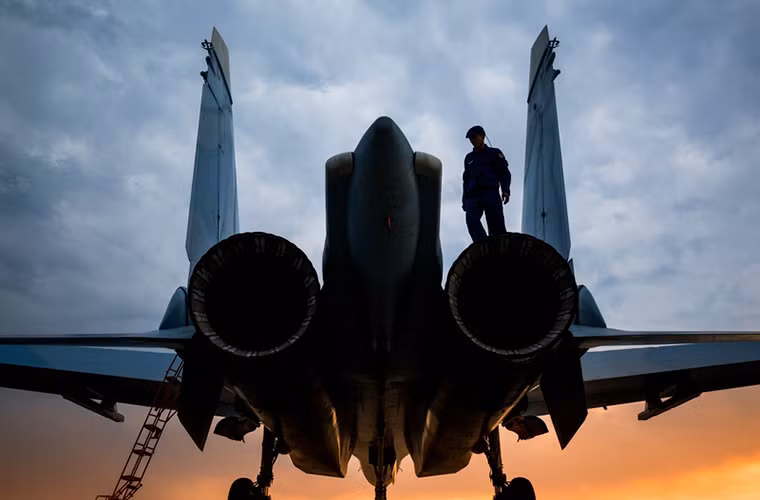 Hình ảnh một nhân viên hỗ trợ kỹ thuật mặt đất kiểm tra một chiếc Su-30 trước khi nó thực hiện một chuyến bay mới.