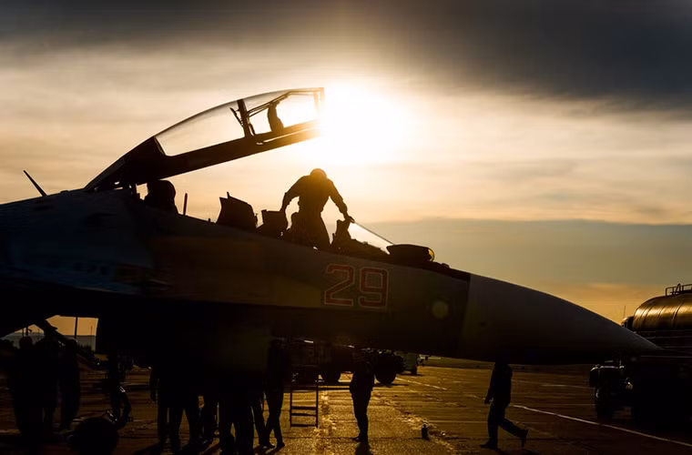 Tuy nhiên lúc này vẫn có những chiếc Su-30 mới bắt đầu vào buổi huấn luyện đêm.