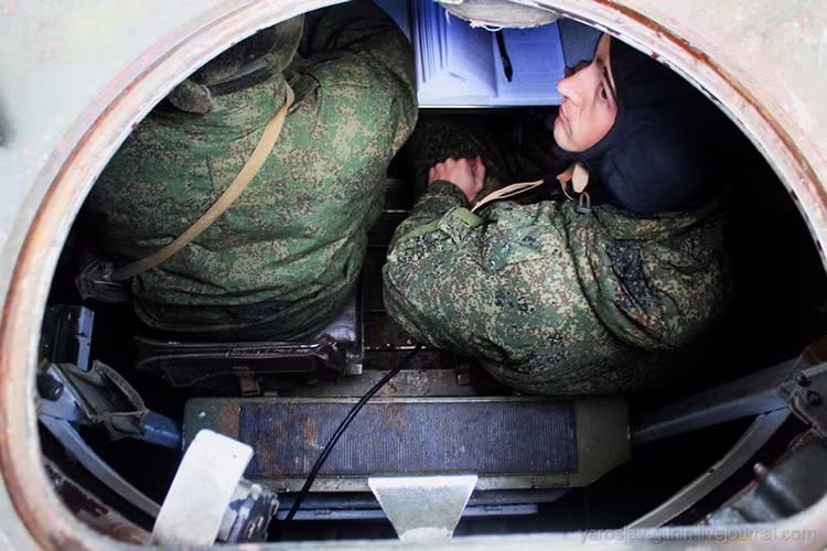 Từ bên trong 1V14 chỉ huy đơn vị pháo binh có thể dễ dàng thực hiện việc ra lệnh cho các đơn vị hổ trợ hỏa lực cùng như sử dụng nó để tiện cho việc theo dõi trận địa.