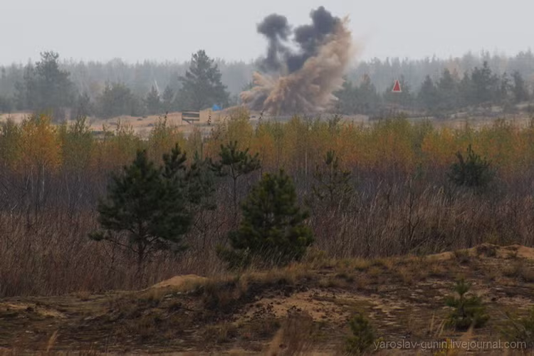 Dù đứng khá xa nhưng phóng viên vẫn có thể chụp lại khoảng khắc quả đạn cối 120mm bắn trúng mục tiêu giả định.