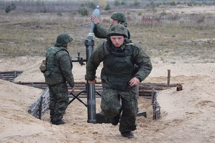 Các phóng viên tham gia ghi hình trong buổi huấn luyện phải đứng khá xa khu vực đặt tổ đội cối 2S12. Trong ảnh là một phần của tổ đội cối 2S12 120mm tham gia huấn luyện.